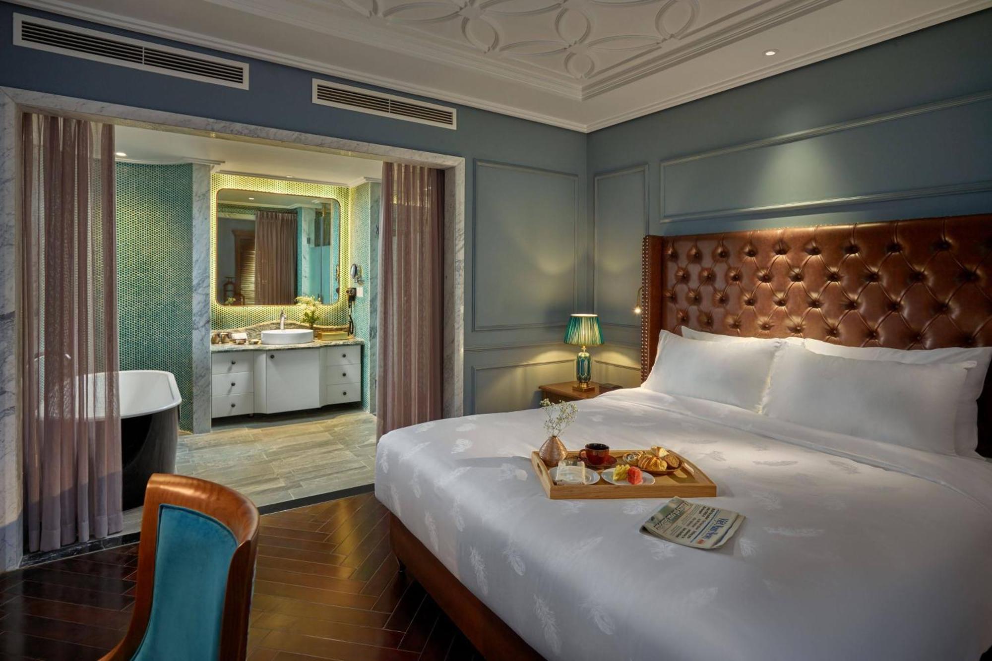 Peridot Grand Luxury Boutique Hotel Ханой Екстер'єр фото A suite at the hotel