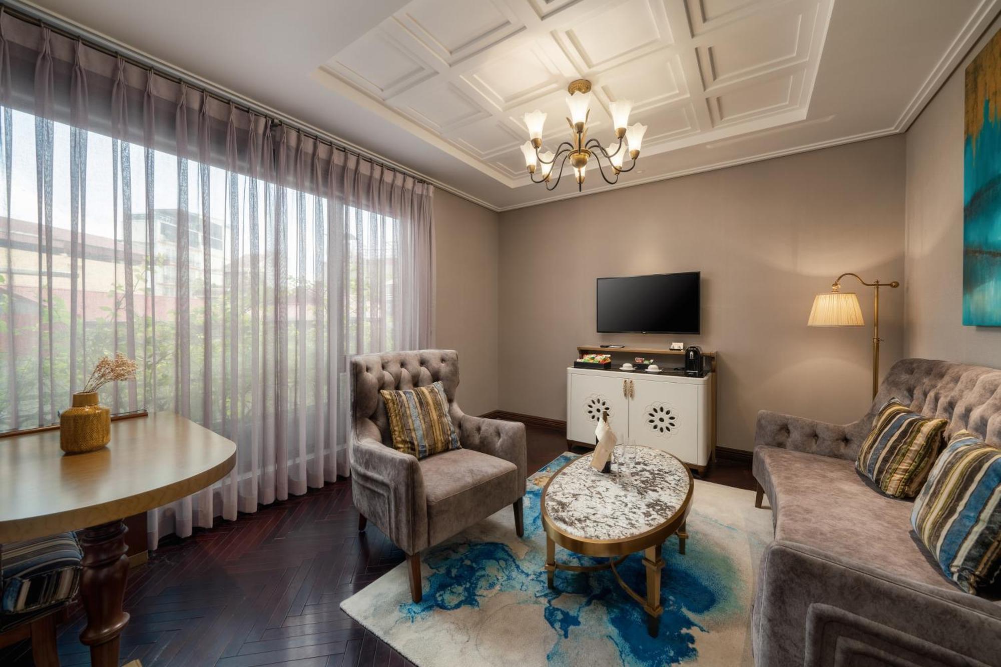 Peridot Grand Luxury Boutique Hotel Ханой Екстер'єр фото A living room in a suite at the hotel