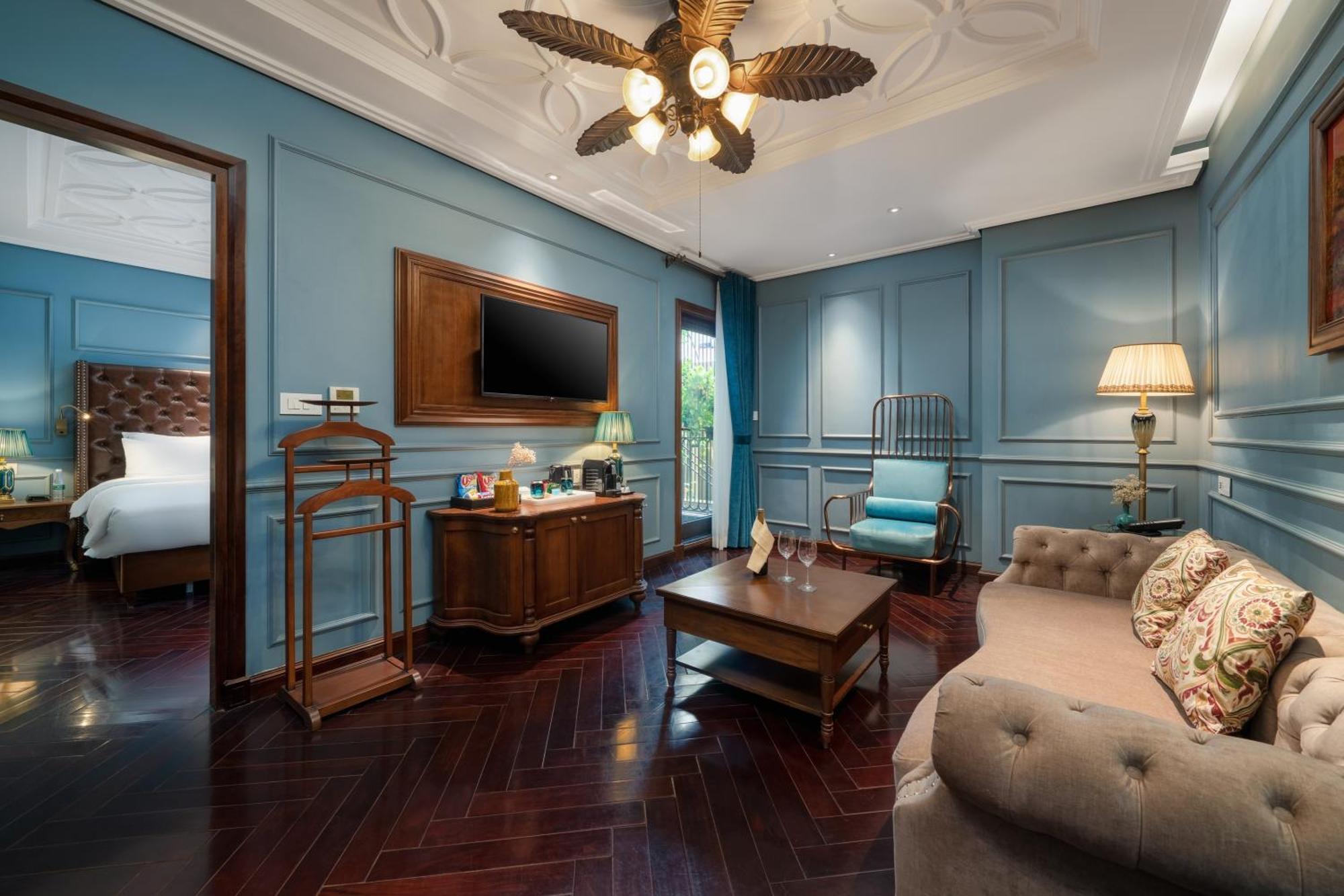 Peridot Grand Luxury Boutique Hotel Ханой Екстер'єр фото A suite at the hotel